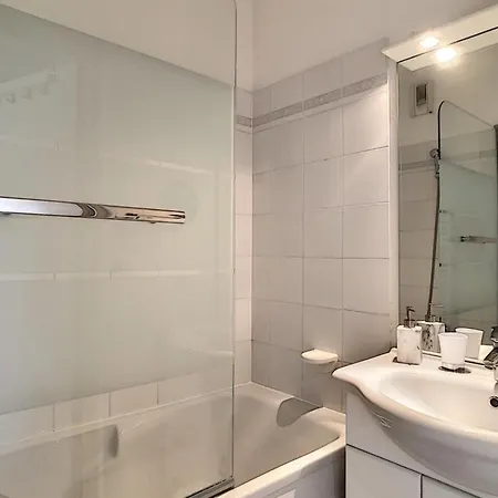 One-Bedroom Apartment By The Sea In Juan-Les-Pins アパート