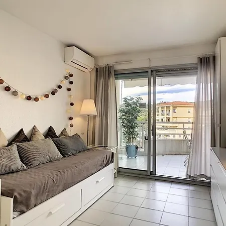 One-Bedroom Apartment By The Sea In Juan-Les-Pins アパート *